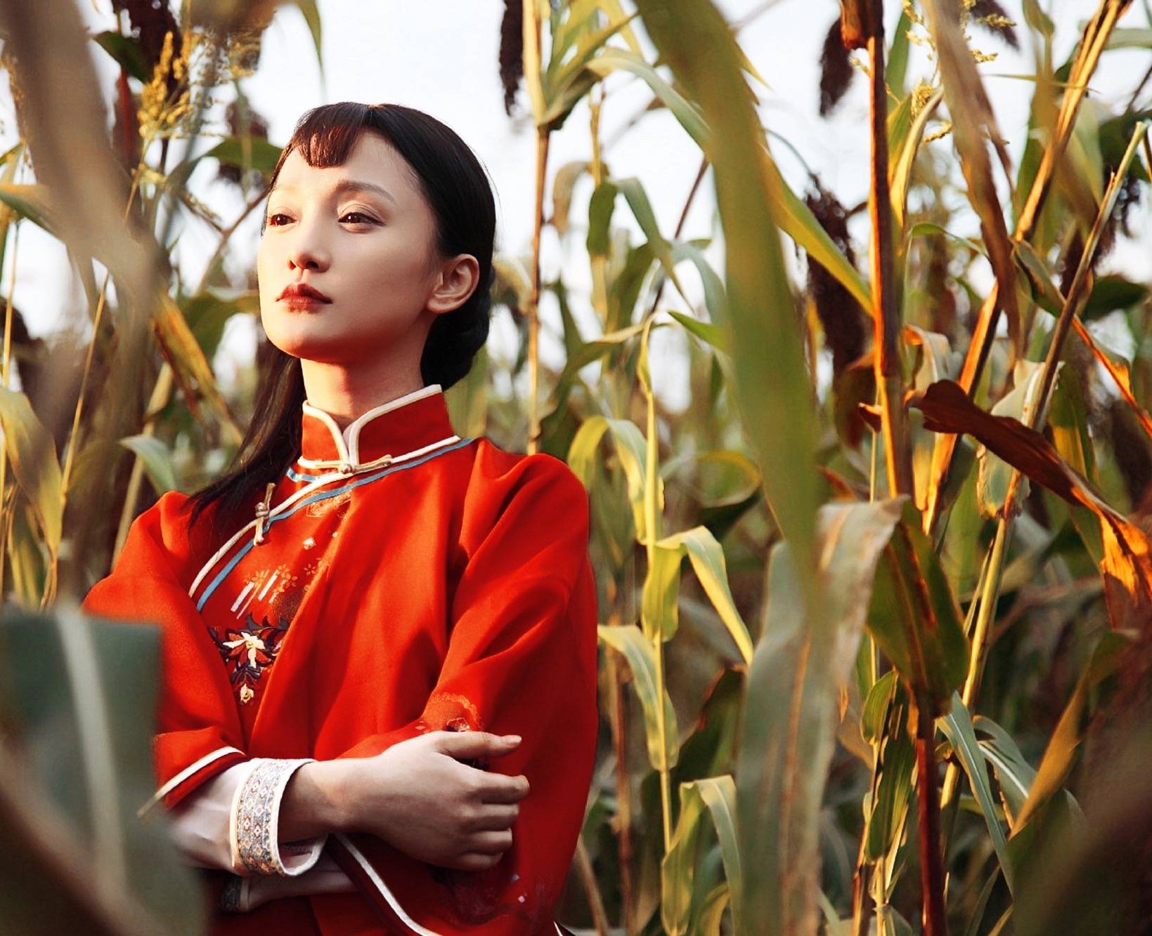 李沁化身"农村妇女"形象被热议,章子怡,赵丽颖曾都誉为最美"村花"