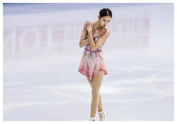 中国花滑名将陈虹伊光芒四射,美与才华惊艳日韩!