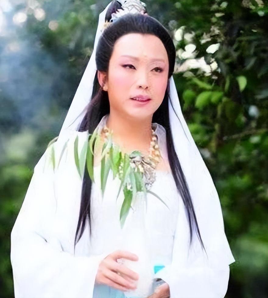 因此电视剧《碧波仙子》在选演员的时候便找来了李玉刚扮演观音菩萨