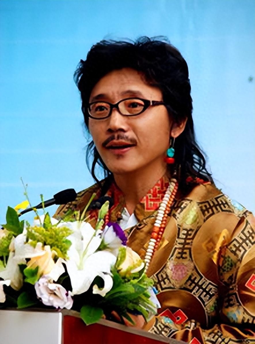 著名歌手容中尔甲:"青歌赛"获银奖,娶服务员做妻子幸福吗