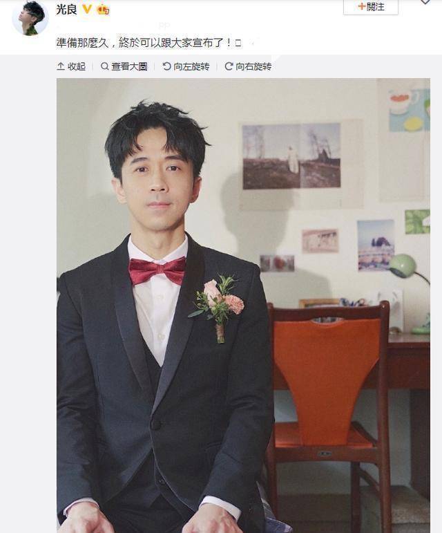 50岁光良晒照引热议,胸前戴花手戴婚戒,好事将近是乌龙?