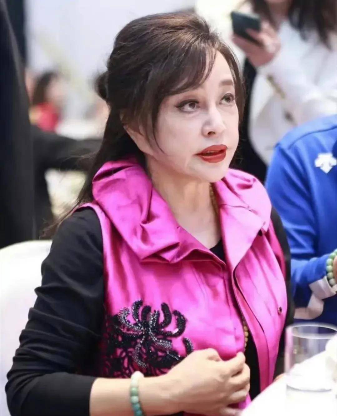 刘晓庆生图曝光,脸凹凸不平,腮帮子一边高一边低,几乎快认不出