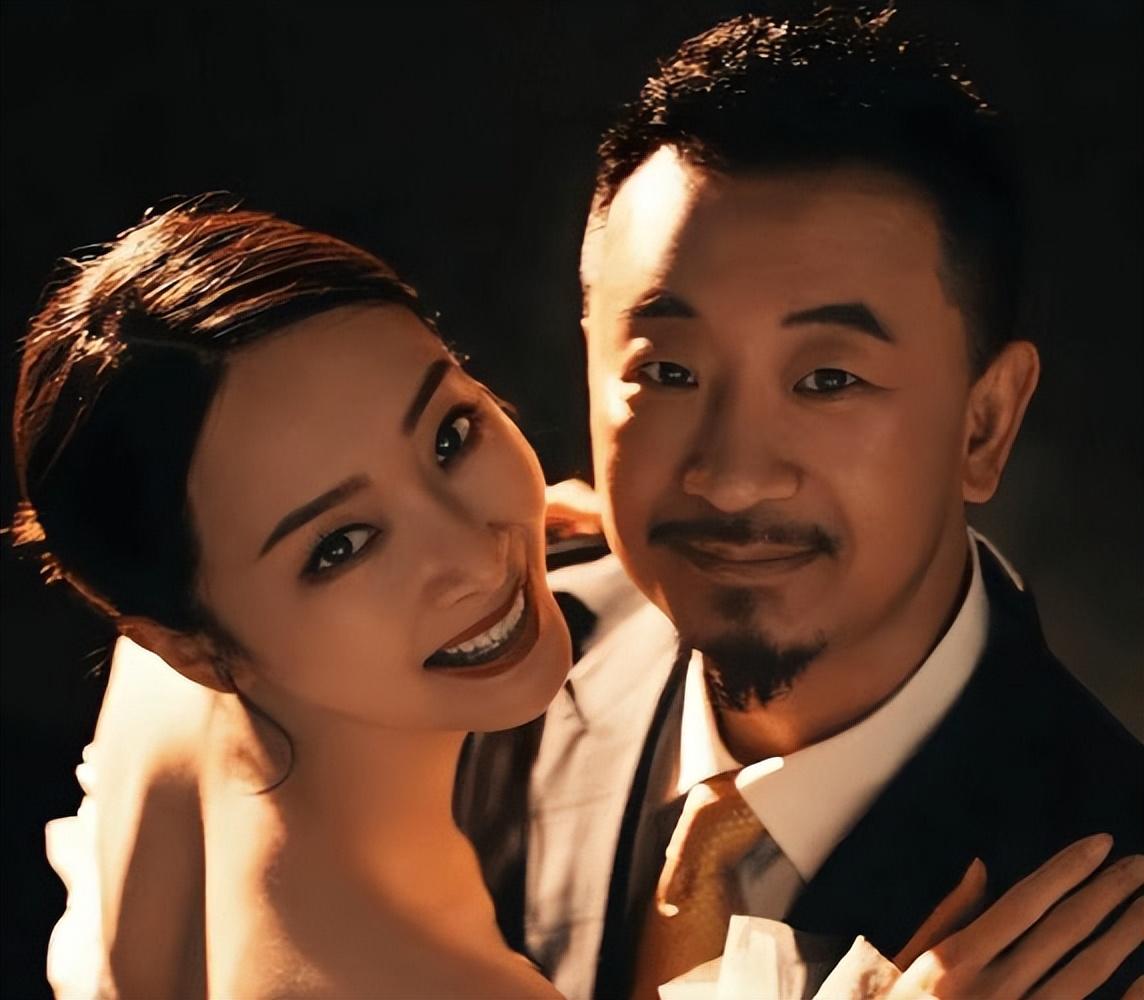 儿子单眼皮神似爸爸黄海波,一家挤朴素住宅