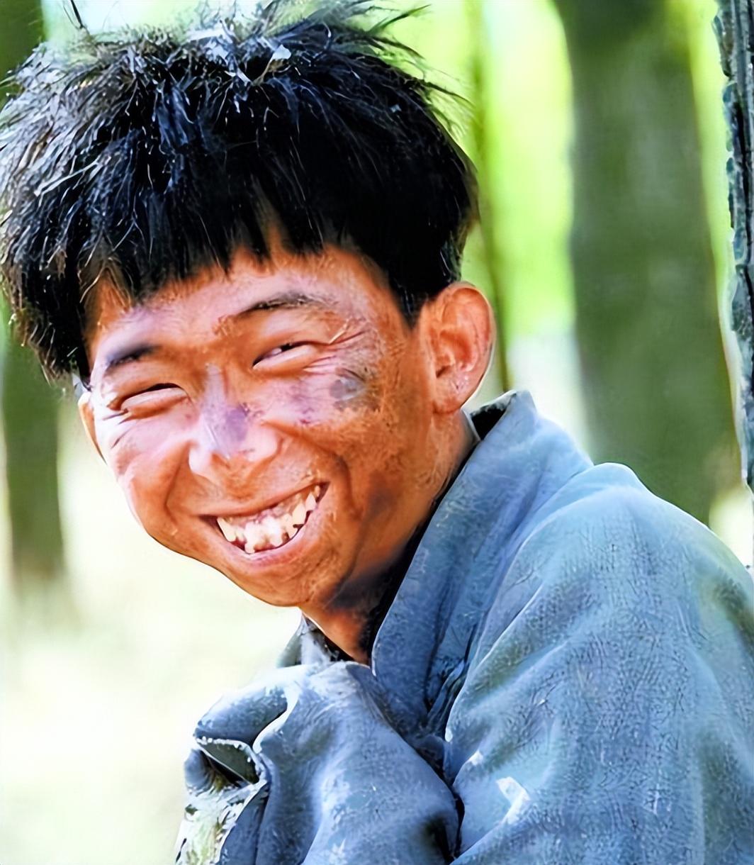 娱乐圈5位因丑出名的男演员,没钱没貌年纪大,娶得老婆却美如花