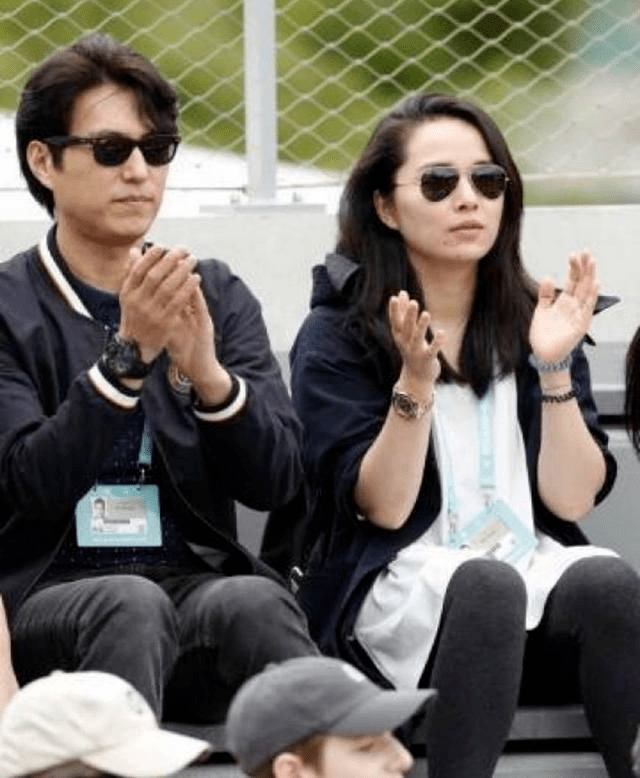 靳东夫妻恩爱又时髦!李佳穿黑衣仍甜美,他在台上都忍不住抱她!