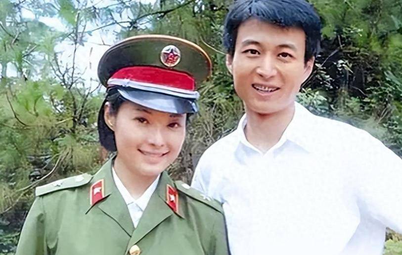 然而原本应该甜蜜恩爱的新婚生活却没有维持太久,赵岭的工作面临打击