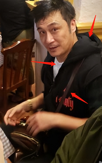 吴镇宇与儿子曝合照,60岁张耀扬意外出镜,满头白发身材堪比费翔