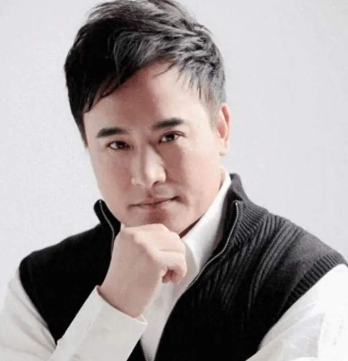 当然身为演员的施羽虽然为人低调,可这并不意味着他能力就是不成熟