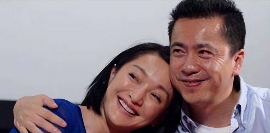 清纯可人的周迅签约华谊时,王中磊更是大手一挥买来钻石,亲手为她戴上