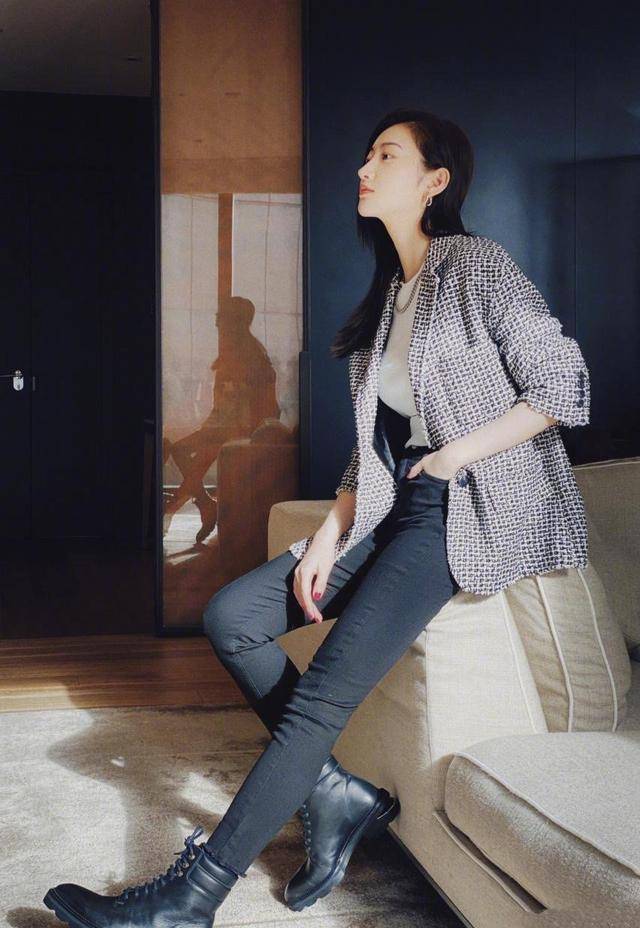 景甜晒美照上演完美侧颜杀,格纹西装配长裤惊现大长腿,气场超a