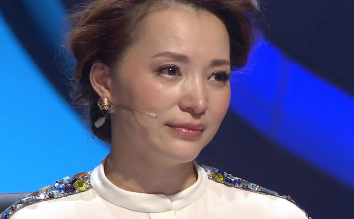 "央视一姐"董卿,为自己的"虚伪"付出了代价