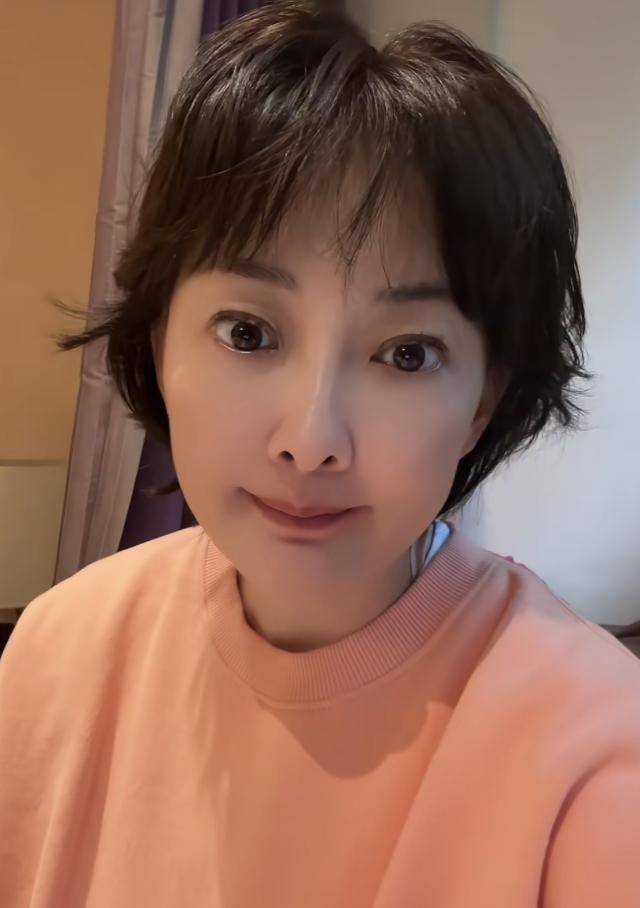 视频中,牛莉身穿宽松卫衣,搭配减龄的短发,看起来十分利落.