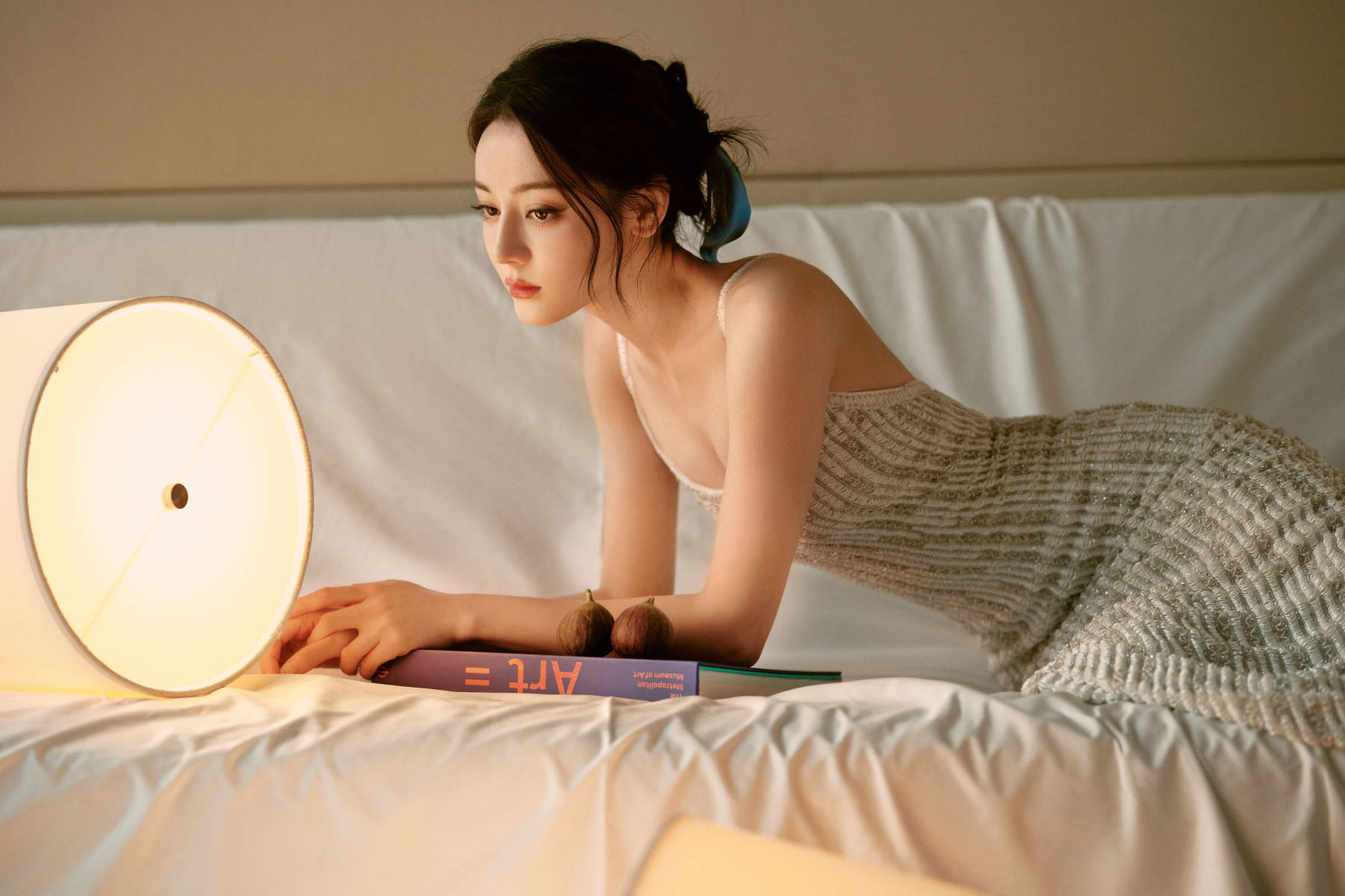 迪丽热巴穿吊带秀天鹅颈,身材玲珑曲线诱人,一双"玉足"引热议