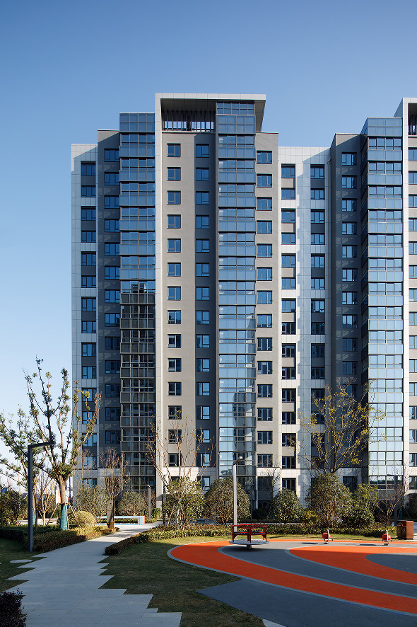 水景与铺地线条的结合,宅间的院苑相扣与宅前的水木的呼应,大小空间的