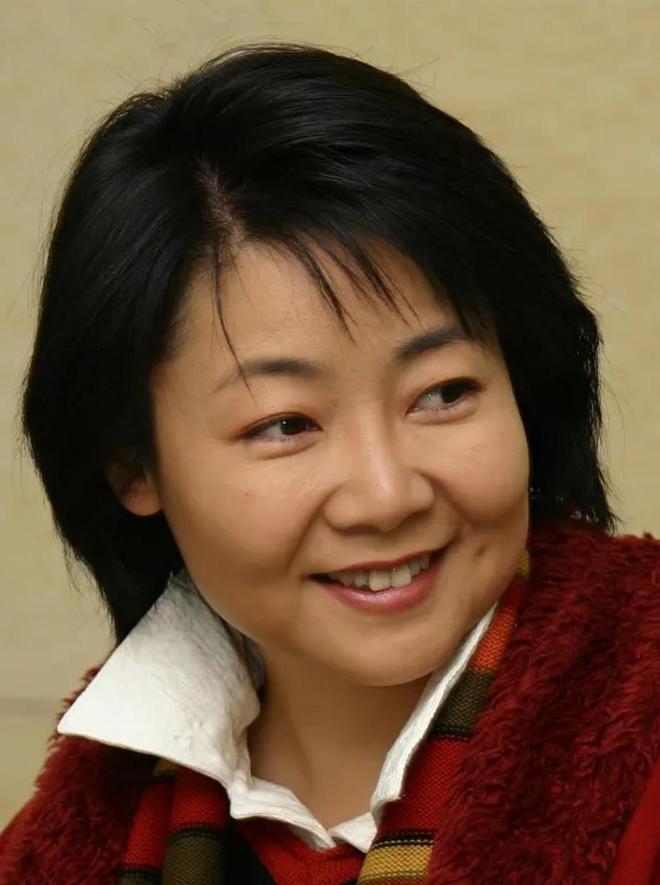 萨日娜:结婚34年只生孩子不做饭,帅气演员丈夫把她宠成宝