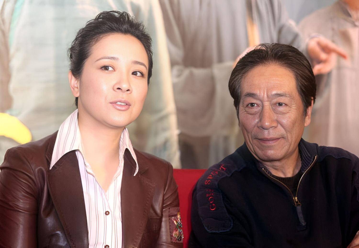 饶芯语一反常态的喝了两杯酒,或许是借着酒劲,她坐到王奎荣身边:"这段