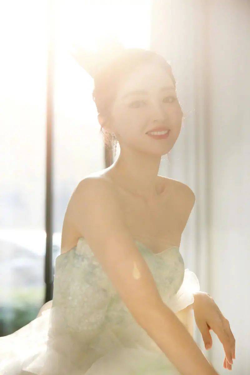 董璇一袭白裙亭亭玉立 皮肤白皙气质优雅