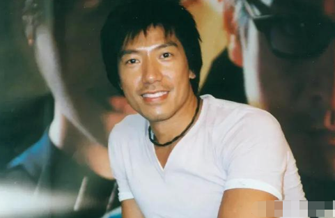 吴镇宇与儿子曝合照,60岁张耀扬意外出镜,满头白发身材堪比费翔