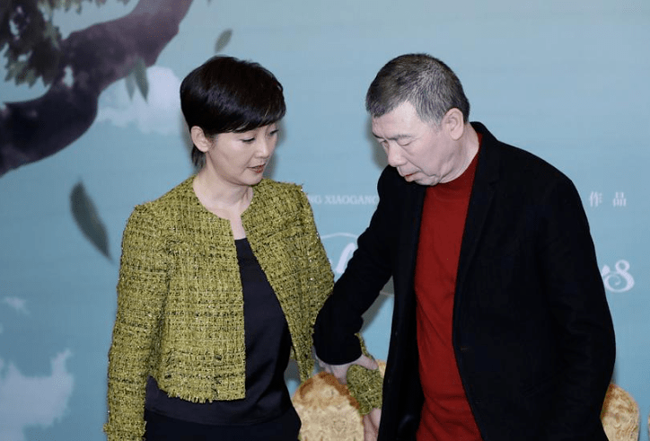 前段时间网上曝出一组照片,照片里冯小刚和徐帆穿着家居服,站在家门口