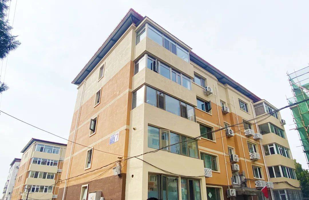 规模较大的住宅小区,已有30年历史,此次改造共涉及46栋楼,施工内容