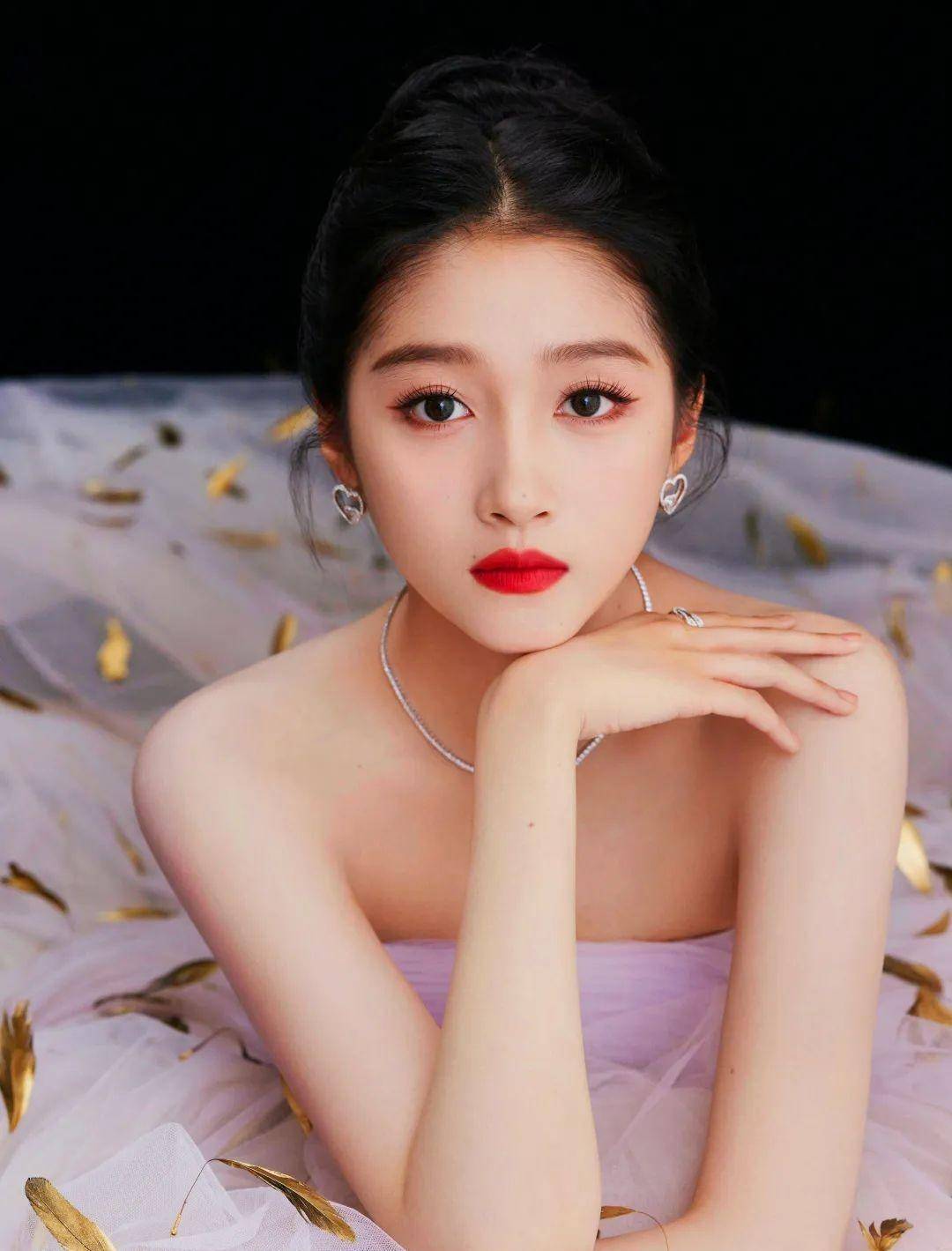 第三辑中,关晓彤,于和伟,王俊凯身穿镀金贴身紧身裙上台领奖,秀出时尚