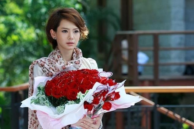 特别是她出演《夏家三千金》的时候,短发的她就是精致利落的都市丽人