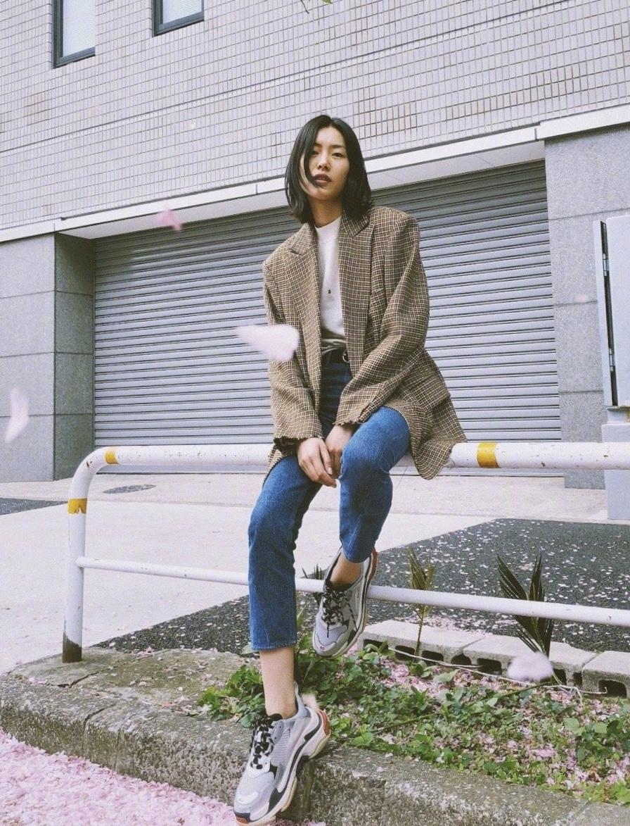 大表姐刘雯日常穿搭展现超模气场,学会3大法则,你也能如此吸睛