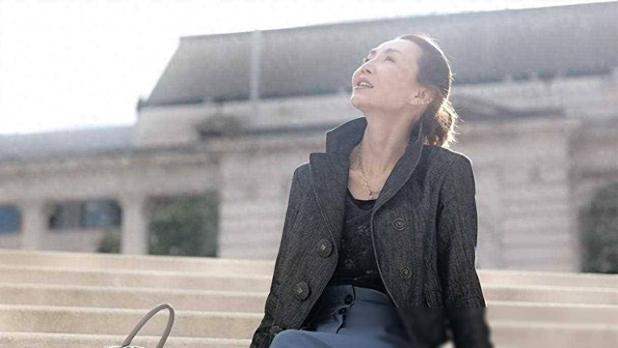 张曼玉低调看展被认出,无滤镜素颜曝光60岁真实状态,瘦成纸片