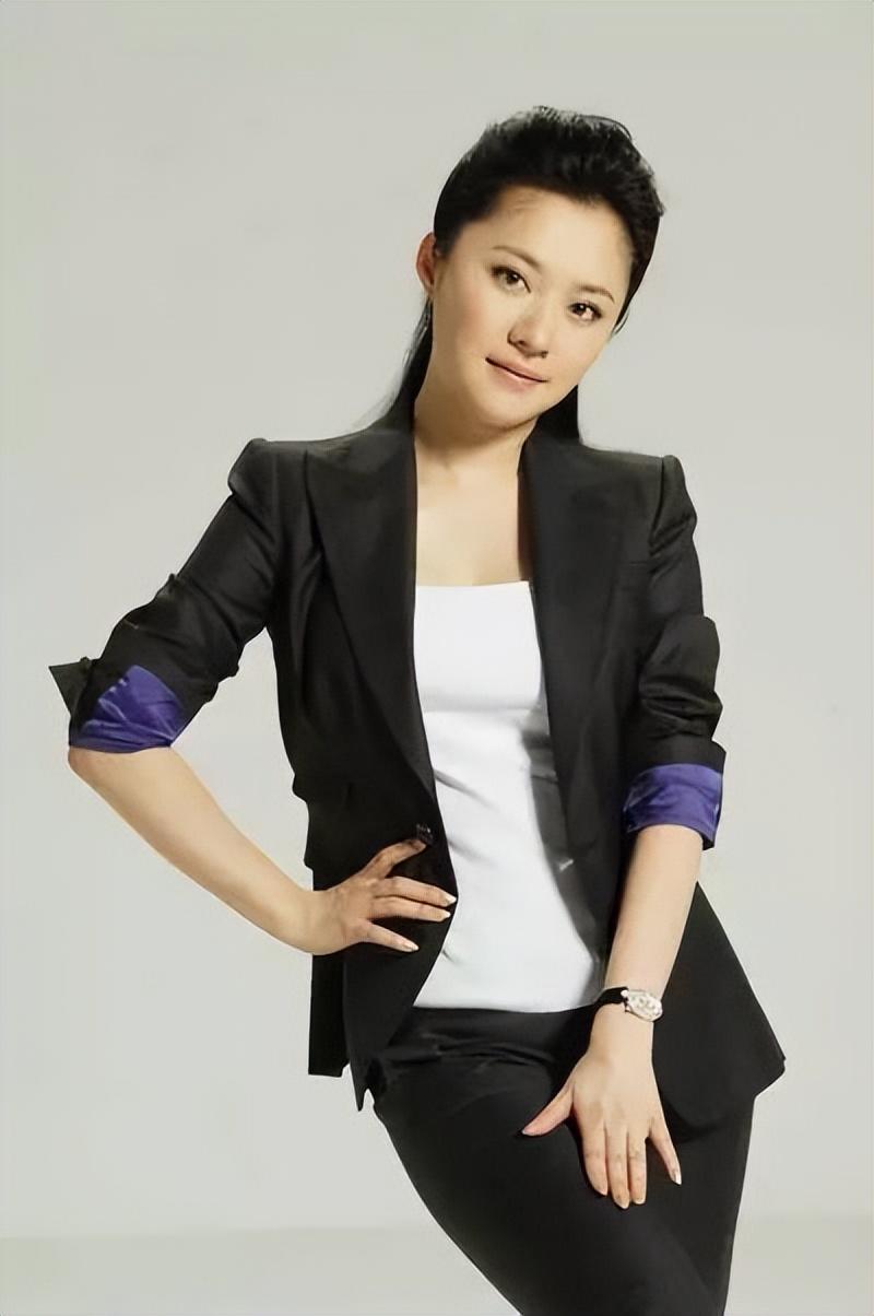 央视主持人紫凝:贷款买车,43岁依旧单身,风光背后是辛酸