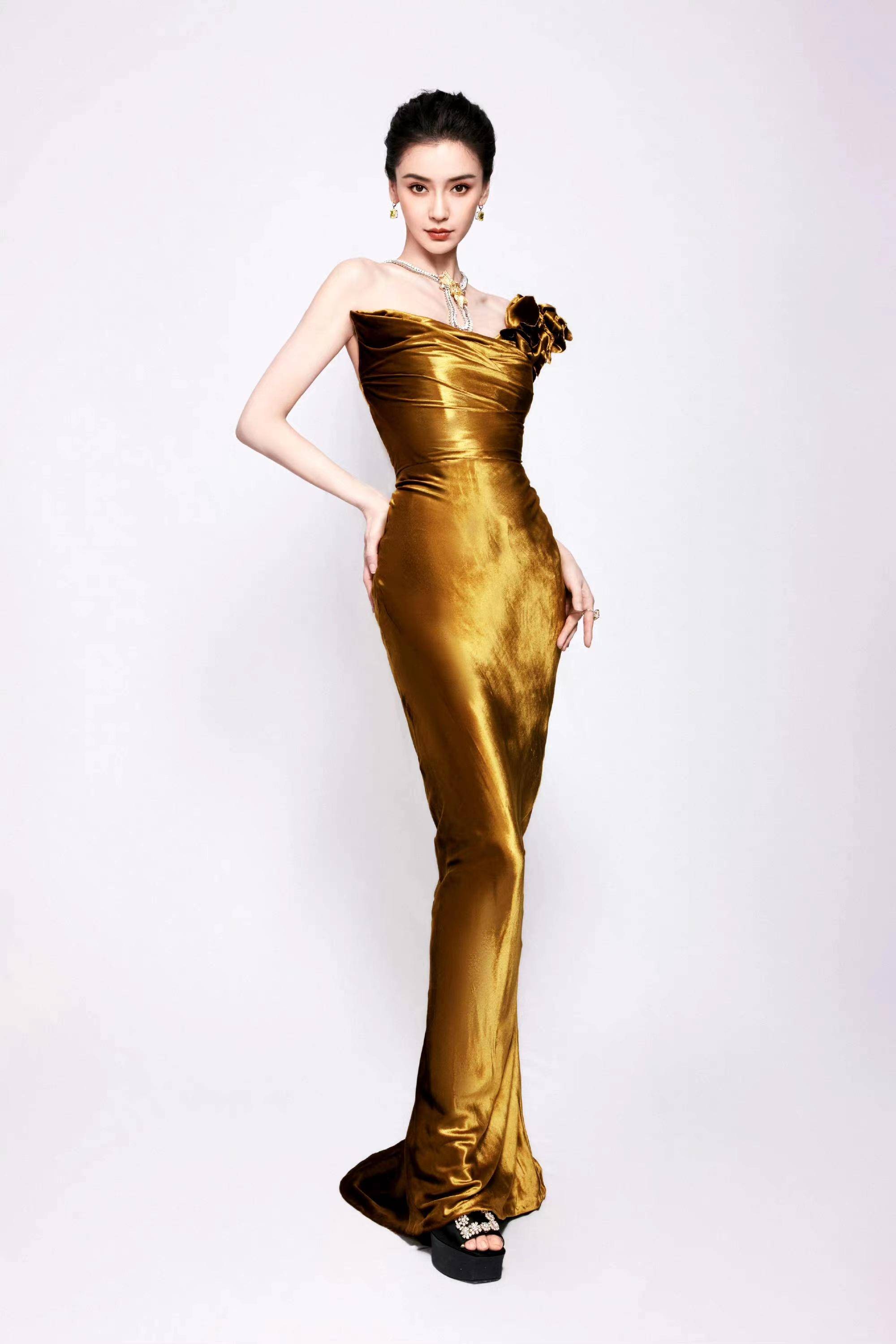 杨颖真的很适合当平面模特,一袭金色礼服大秀美背,确实漂亮