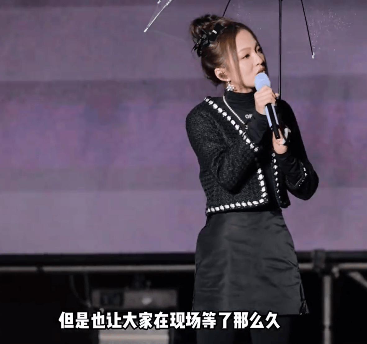 张韶涵演唱拉稀,裙子有黄色污渍,助理搀扶,前排闻臭味