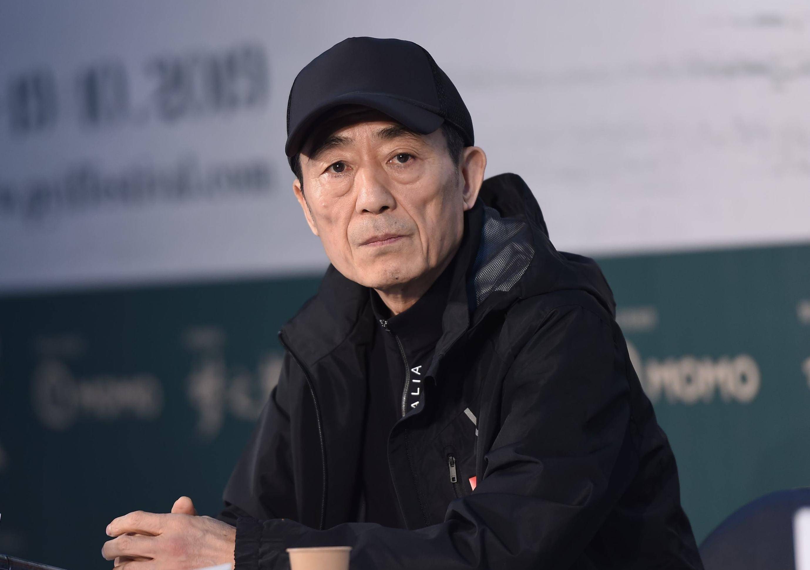 然而张艺谋还是一次性付清了罚款,因为他早在几年前就已经退回了绿卡