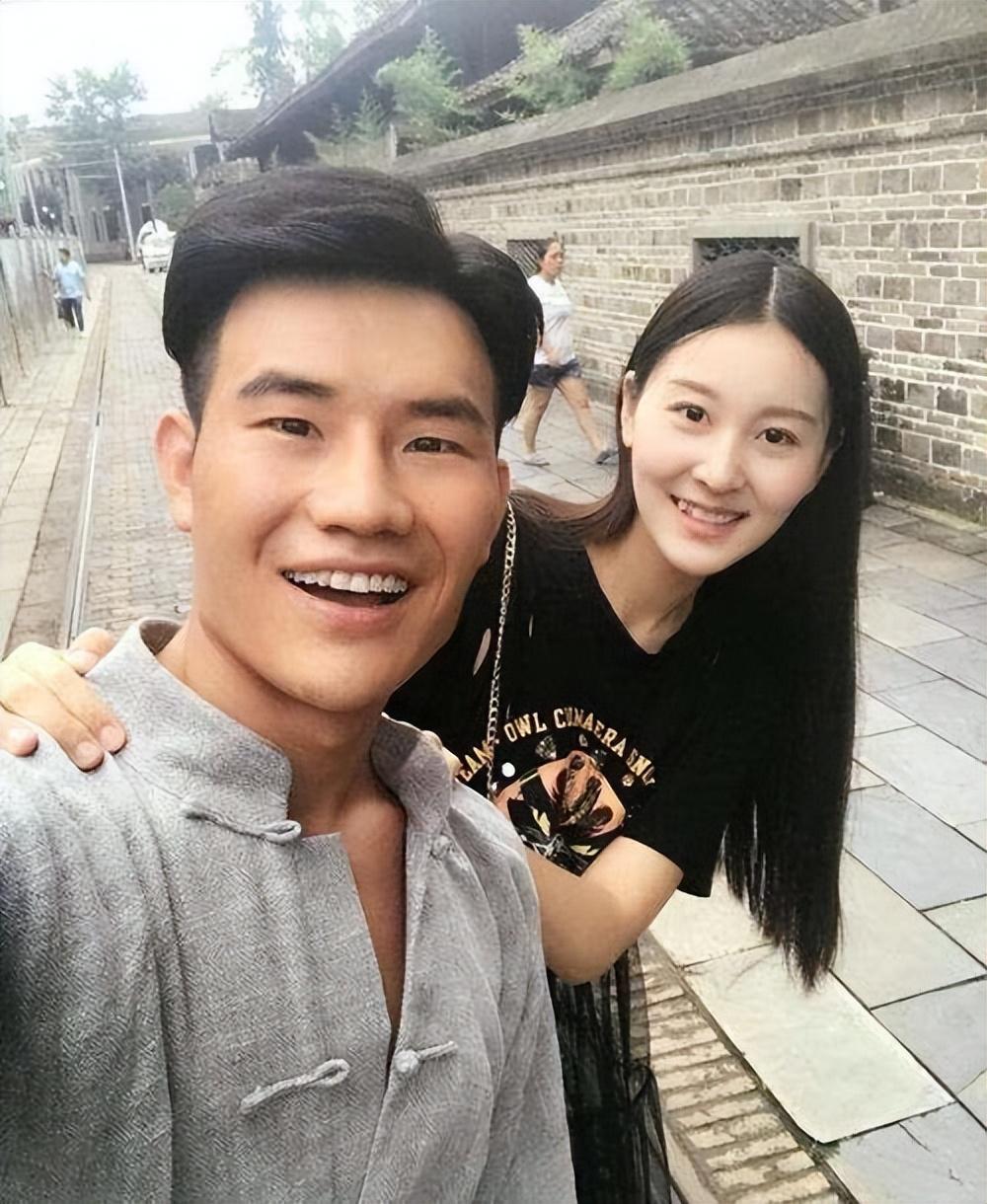 31岁的嘎子和28岁的英子重逢,一个健硕有型,一个女大十八变