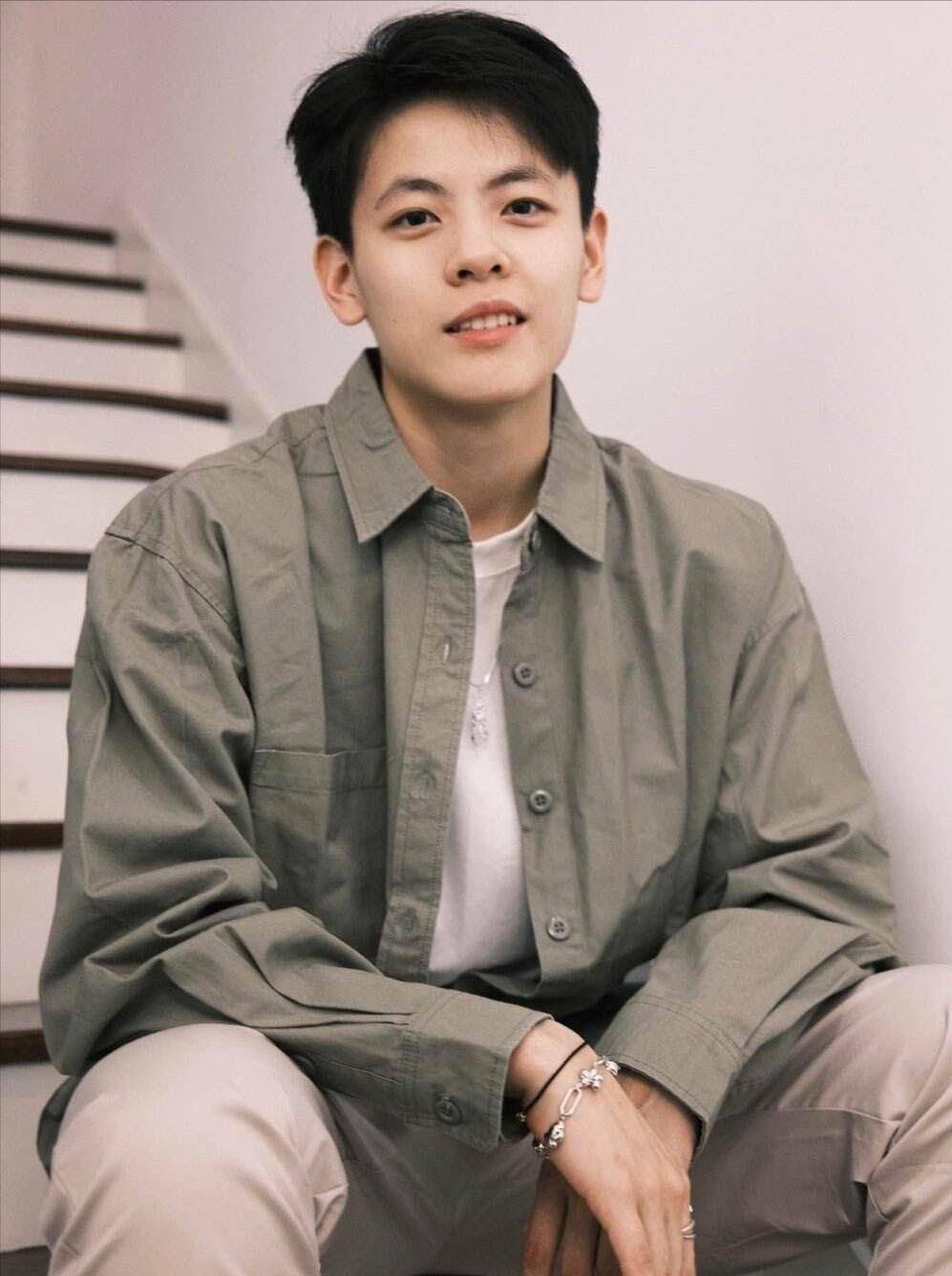 曾经的杨舒予留着一头乌黑长发,外表清秀甜美,灵气满满,宛若一位邻家