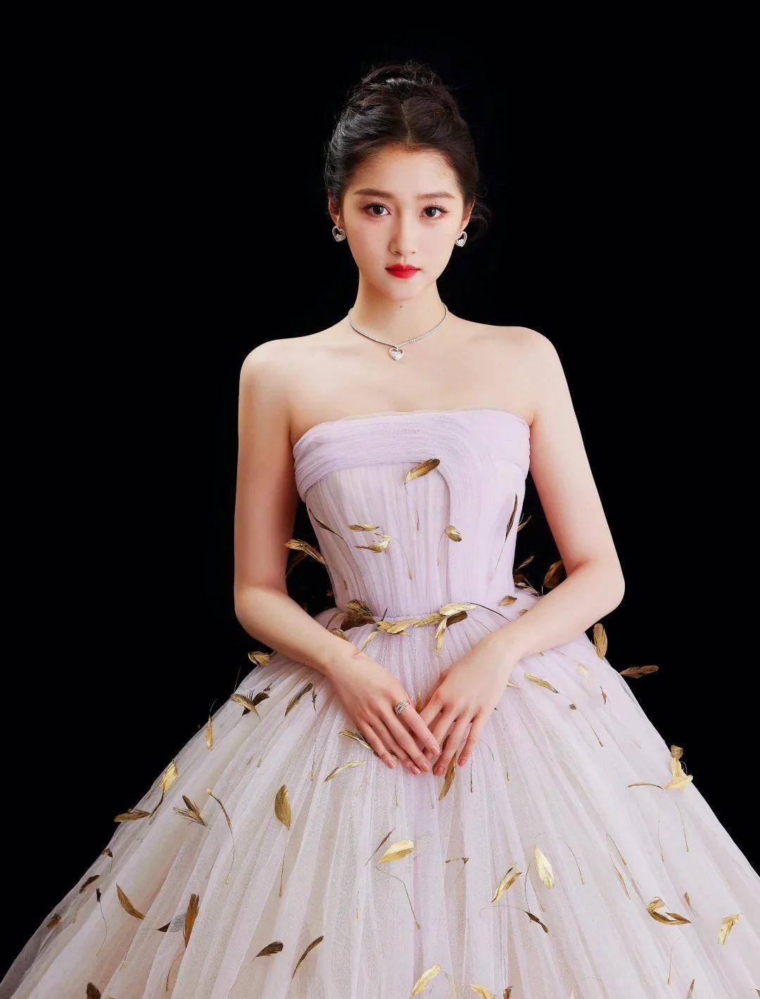 第三辑中,关晓彤,于和伟,王俊凯身穿镀金贴身紧身裙上台领奖,秀出时尚