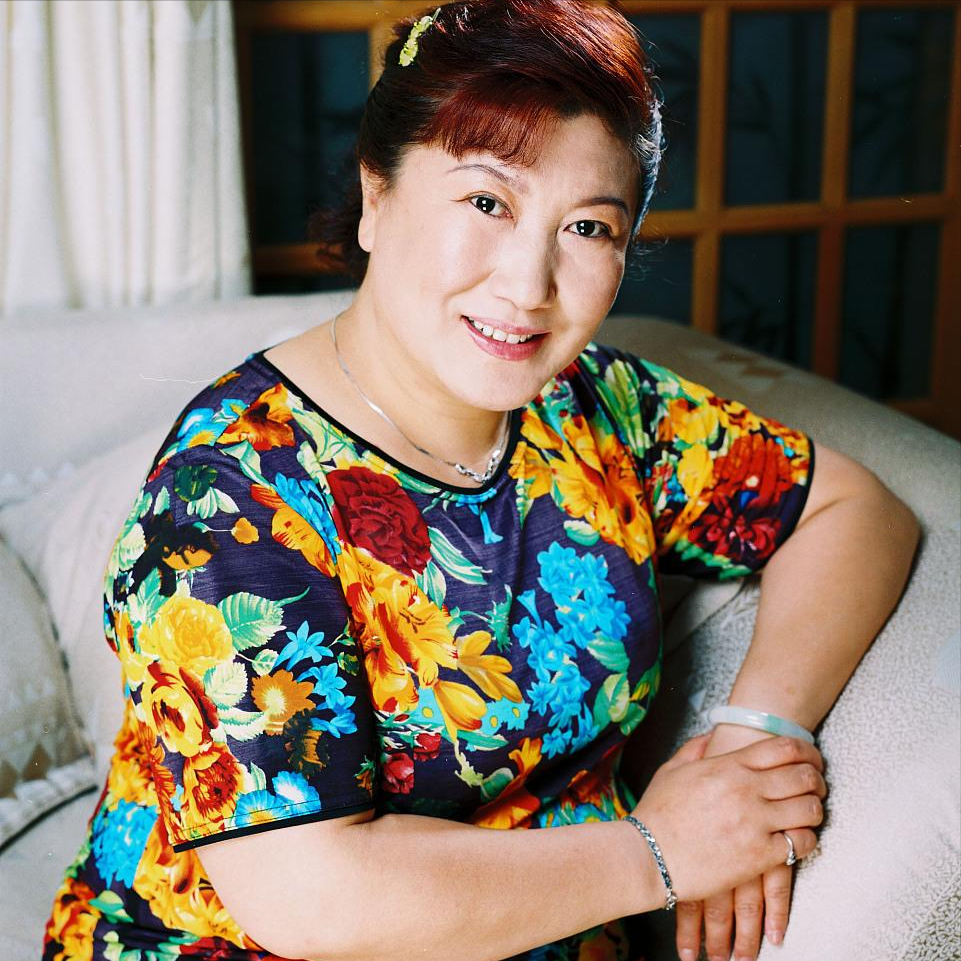 听了二人的话,张艳茹也忍不住红了眼眶,无奈地点头答应了,就这样,三人