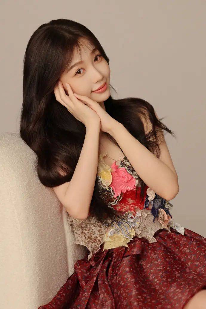 《虞书欣穿拼接碎花连衣裙 阳光明媚日系少女感十足》