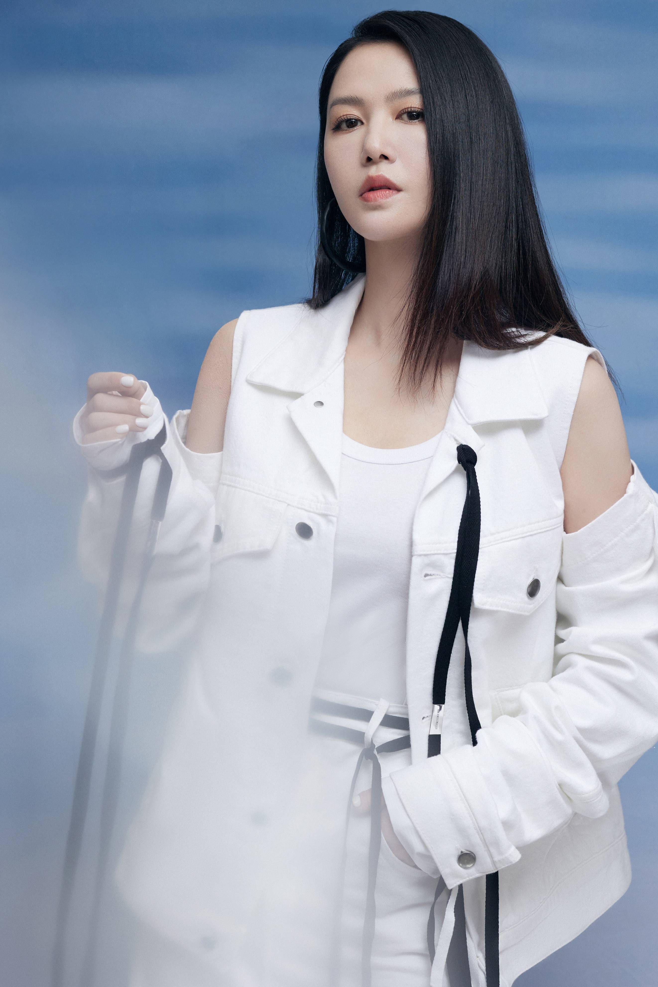 娶了"摇滚女神"谭维维,生下一儿一女,陈亦飞的生活如今怎样了