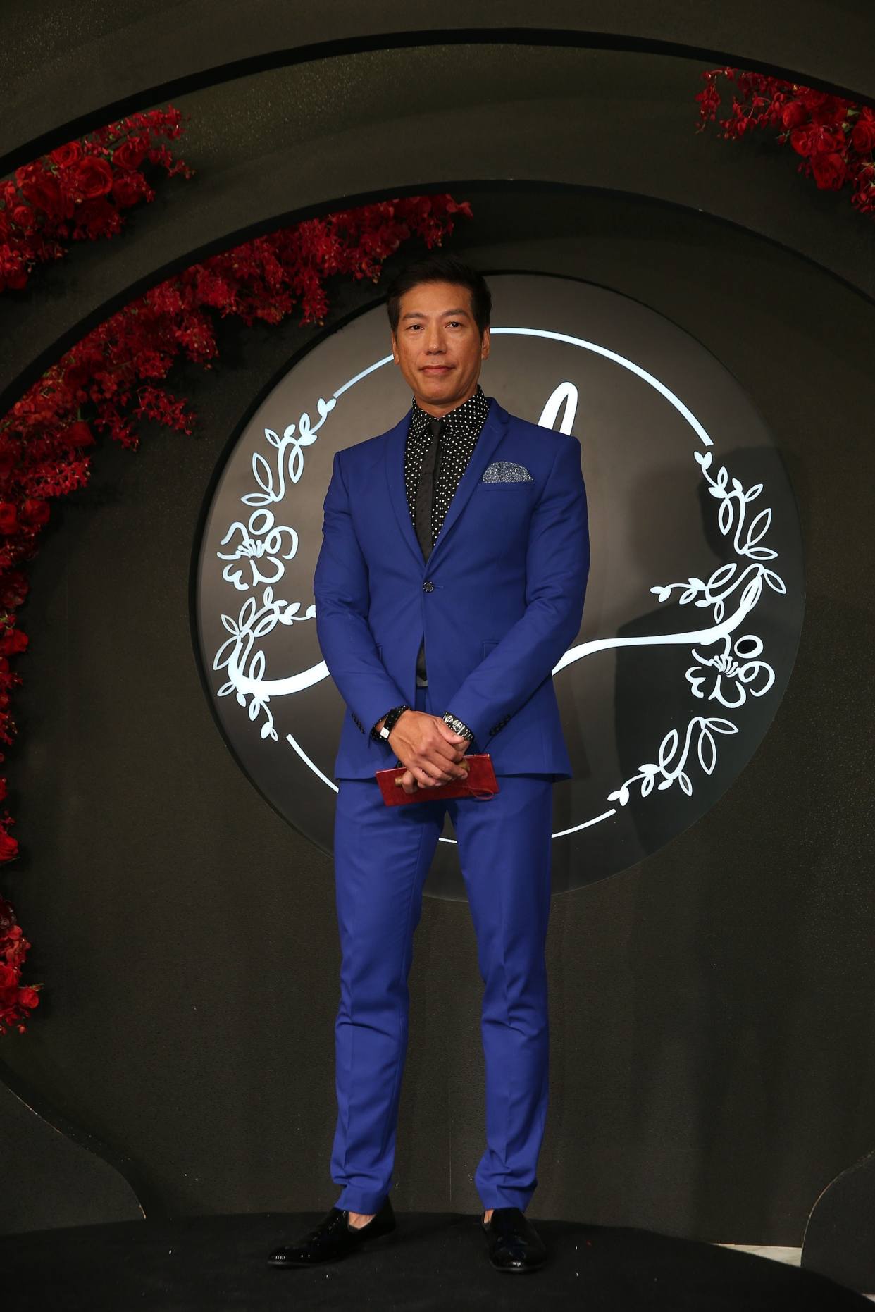 吴镇宇与儿子曝合照,60岁张耀扬意外出镜,满头白发身材堪比费翔