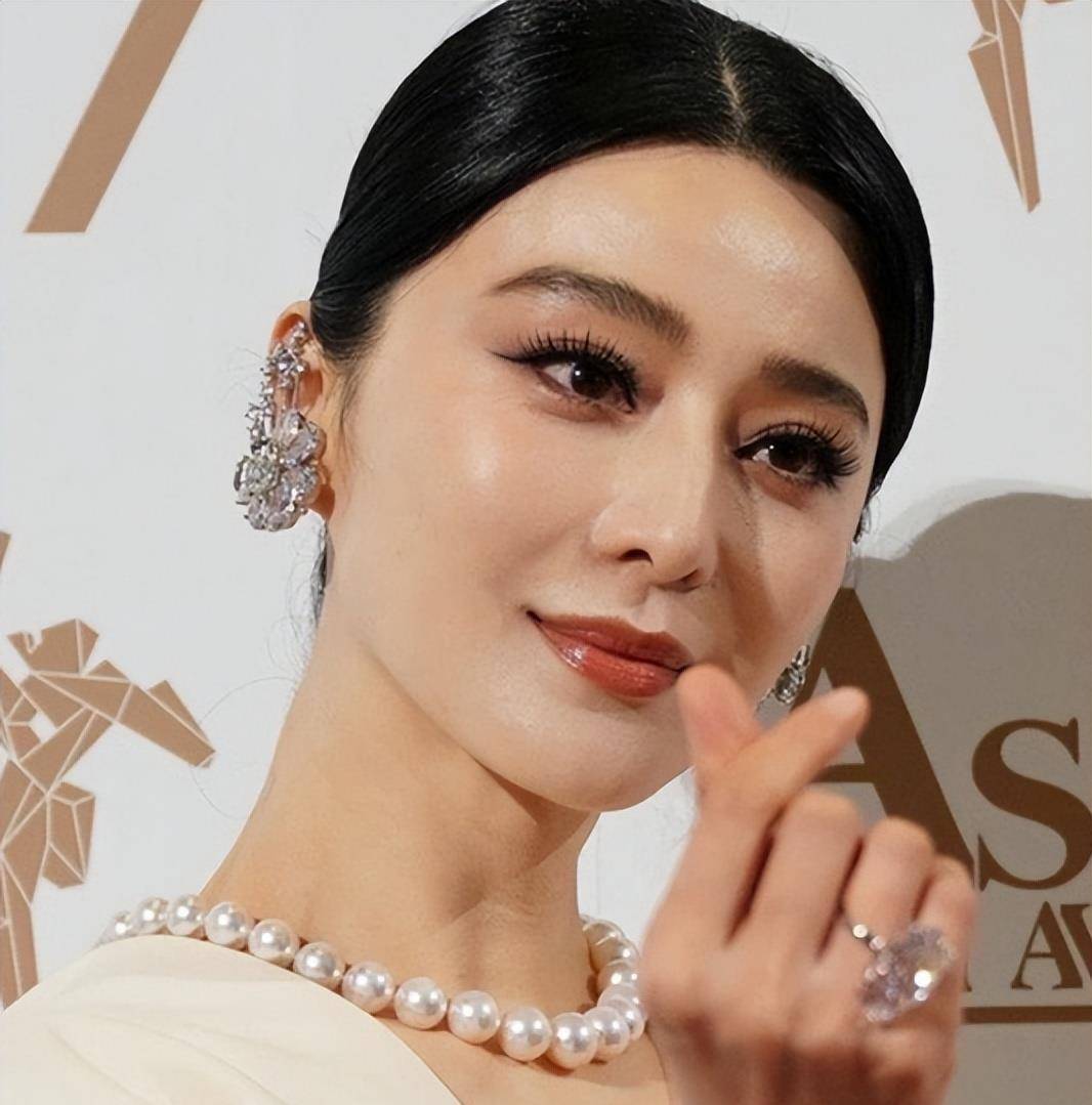 看她和范冰冰这一夜的红毯照,你就有答案了