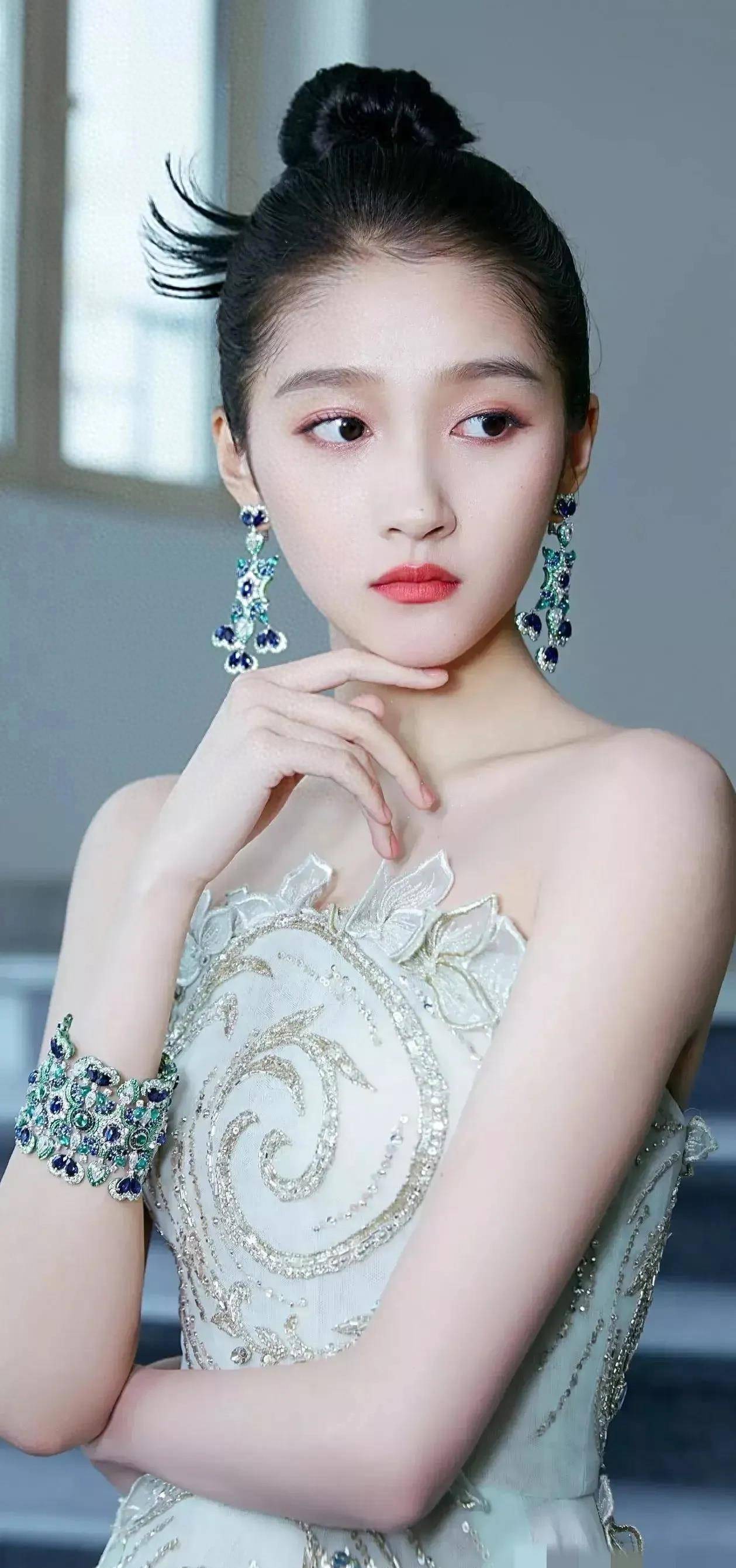 人气小女孩关晓彤被称为"京圈公主",可见她的深厚背景.