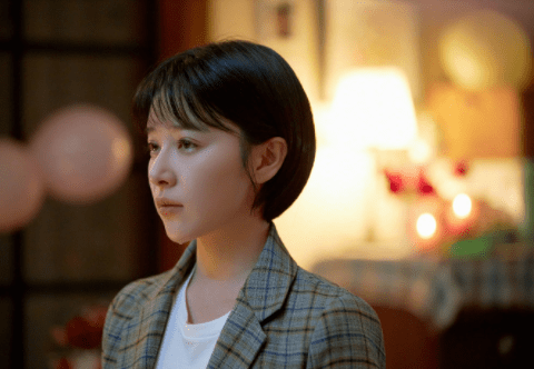 2018年5月阚清子被拍到和高帅男生谢彬彬牵手