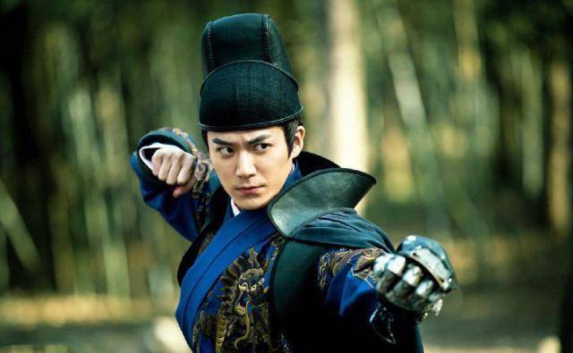 事实上,在《都挺好》这部剧之前,我追了另外一部古装剧,它是由吴谨言