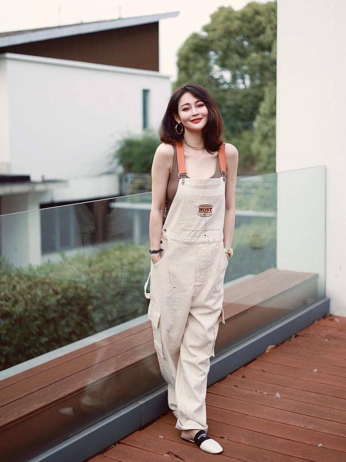 被41岁于明加的腹肌惊艳穿背心紧身裤秀出a4腰性感又迷人