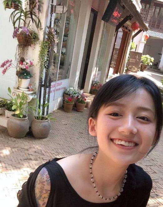 李诞女友黑尾酱晒大尺度性感照,网友:喝多了放飞自我吗?