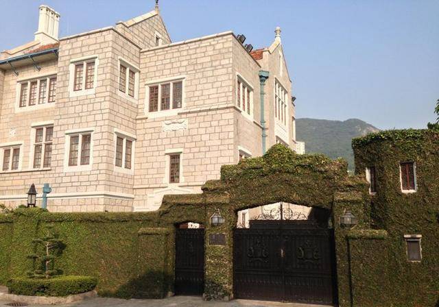 位于香港沙宣道的霍家大宅,出了名的贵族豪宅,设计不凡,拥有无敌海景.