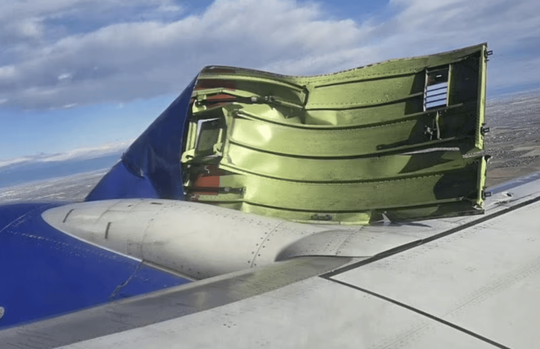 飞机的引擎盖也就是发动机罩,是发动机上可拆卸的金属结构