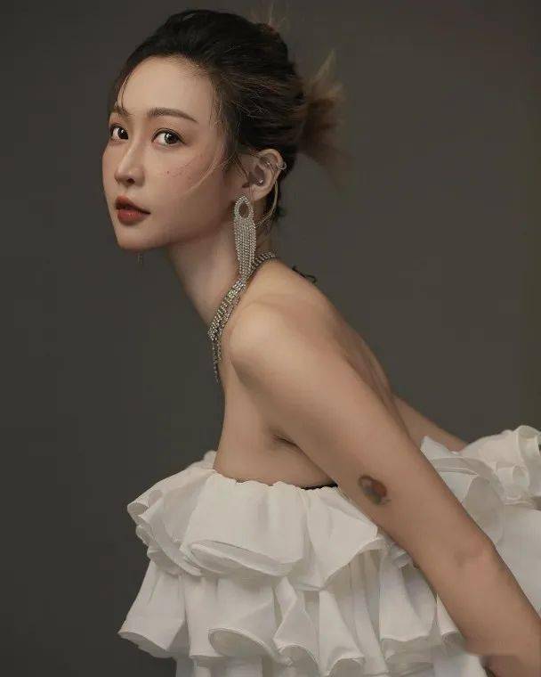 乐宜露香肩撞样薛凯琪!(图3)