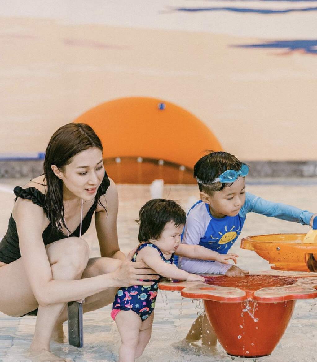 很显然钟嘉欣的泳衣颇为性感,期间她还浅露事业线,难怪就连李施嬅看到