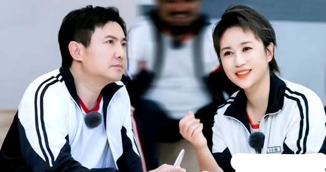 很明显,沈腾和马丽只是借位,但沈腾老婆也依旧不依不饶,直接对沈腾说